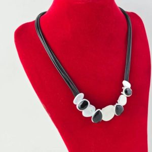 Collar dama con detalle blanco y negro