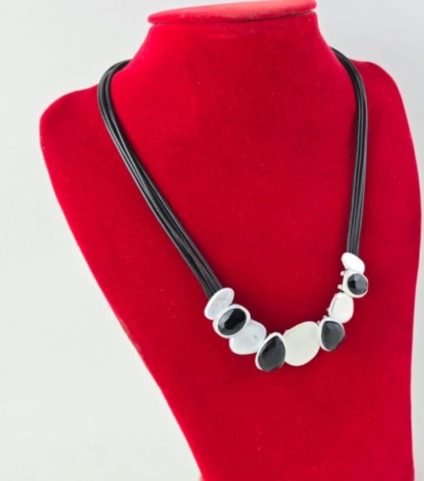 Collar dama con detalle blanco y negro