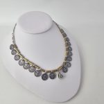 Collar con colgantes en dorado y plateado