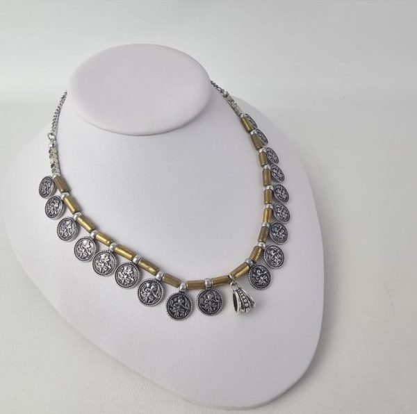 Collar con colgantes en dorado y plateado