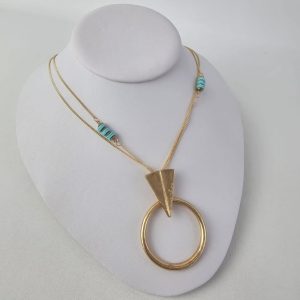 Collar con colgante circular y detalle en piedra