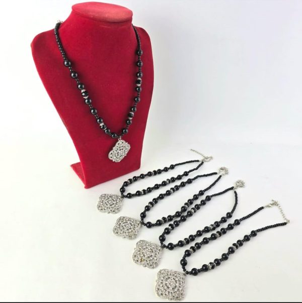 Collar negro con piedras y colgante de brillos