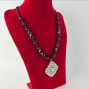 Collar negro con piedras y colgante de brillos