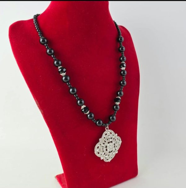 Collar negro con piedras y colgante de brillos