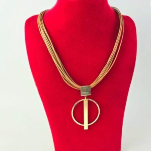 Collar en cuero y colgante