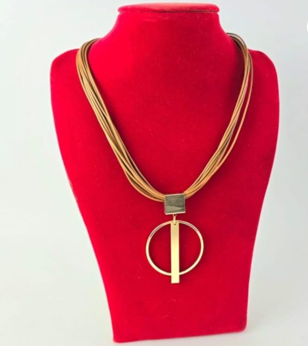 Collar en cuero y colgante