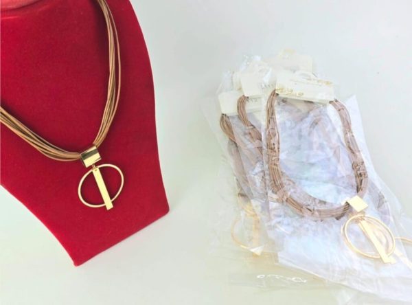 Collar en cuero y colgante