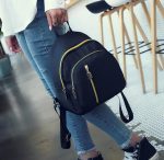 Mochila Negra Impermeable con Cierres Dorados