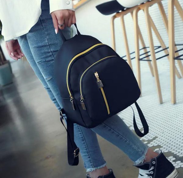 Mochila Negra Impermeable con Cierres Dorados