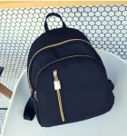 Mochila Negra Impermeable con Cierres Dorados
