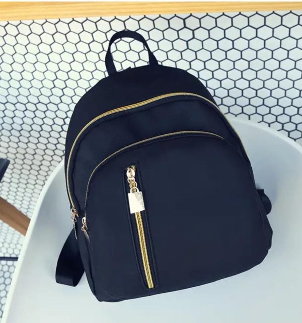 Mochila Negra Impermeable con Cierres Dorados