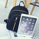 Mochila Negra Impermeable con Cierres Dorados