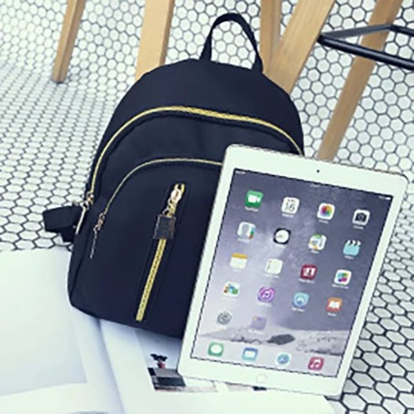 Mochila Negra Impermeable con Cierres Dorados